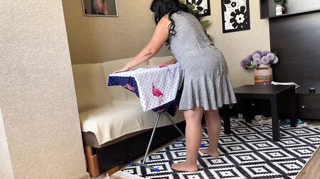 A MILF tem o melhor rabo para sexo anal. Amadora madura