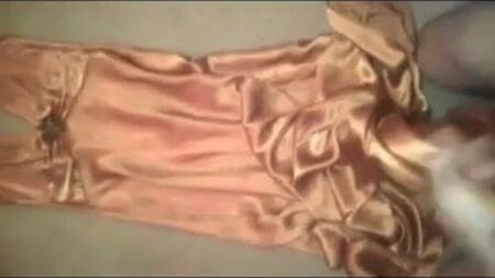 Ejaculação sobre um vestido de baile de cetim dourado