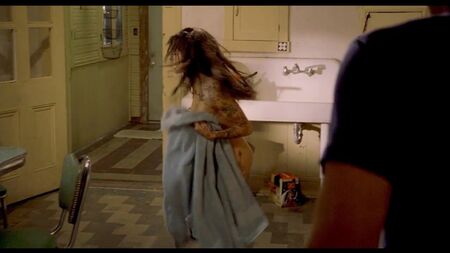 Sarah Shahi nua em «Bullet To The Head» – ScandalPlanet.Com