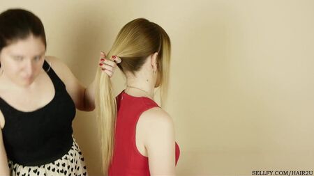 fetiche por brincadeiras com o cabelo