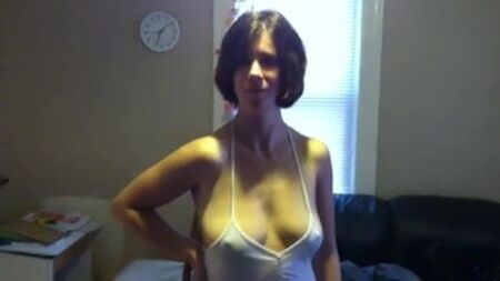 Amadora sensual: os mamilos de Chell visíveis através da camisa