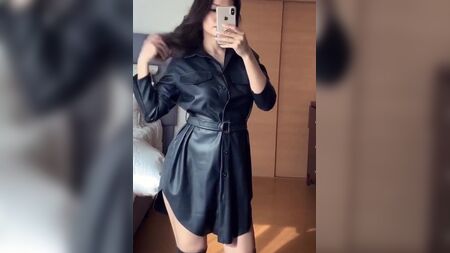 Vestido camisa de couro e botas acima do joelho