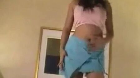 A modelo indonésia Midah dança de forma erótica