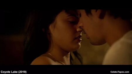 Cenas sensuais de cinema com a atriz Camila Mendes em topless