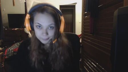 Modelo de webcam mostra o corpo