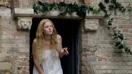 Rebecca Ferguson nua, a mostrar os seios e a foder em «The White Queen»