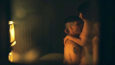 Cena de sexo com Charlie Murphy nua em «Peaky Blinders: ScandalPlane»
