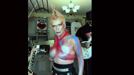 Toyah Willcox - De seios à mostra num top de malha
