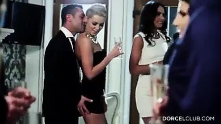A primeira orgia da sua mulher