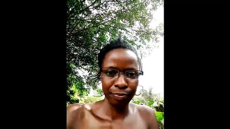 uma jovem negra a masturbar-se no jardim