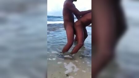 Dois homens negros a fazer sexo no mar