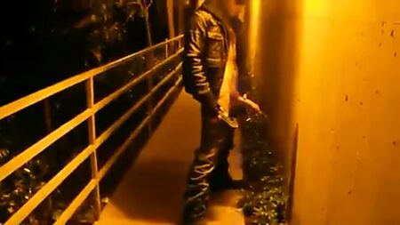 Um tipo com um pénis enorme a urinar