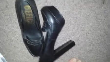 Mocassins de salto grosso cobertos por uma enorme carga