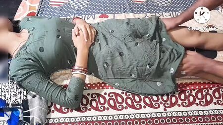 Sexo com uma «desi bhabhi» indiana na vizinhança; vídeo de sexo em hindi com o cunhado