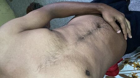 O corpo sensual de uma indiana, com abdominais sensuais e provocantes, faz-te vir com força