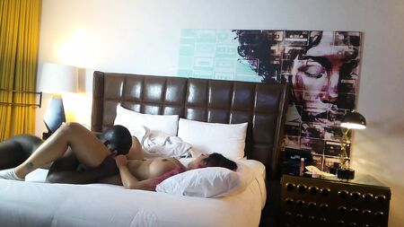 A sensual e voluptuosa filipina Jasmine Teaa faz um broche ao Príncipe Jean