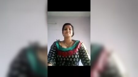 Rapariga tamil com seios grandes