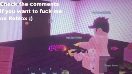 Uma miúda magra e excitada fode uma rapariga inocente num apartamento do Roblox