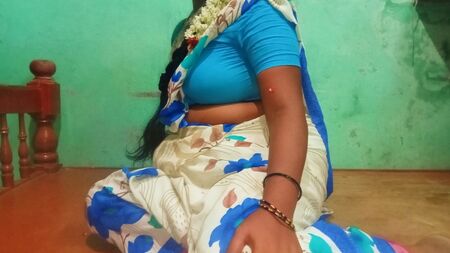 A tia tamil Priyanka mostra a rata numa casa da aldeia