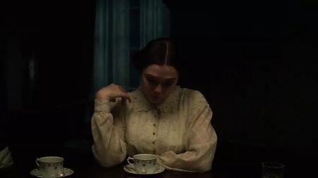 Elizabeth Olsen - Numa cena de sexo secreta de 2013