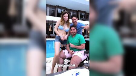 Selfie da Bella Thorne com decote generoso, mamilos à mostra
