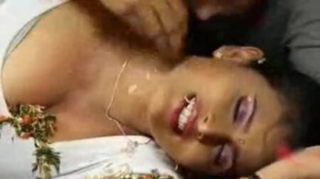 A namorada indiana desta noite está sensual