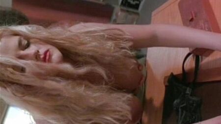 O escândalo dos seios fartos de Anna Nicole Smith - ScandalPlanetCom