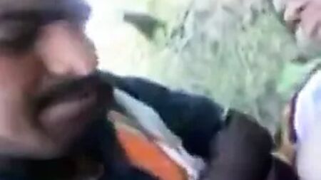 Uma rapariga esperta do sul da Índia tenta divertir-se com o namorado