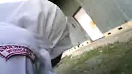 Indonésia - mulher com hijab a fazer sexo atrás de um edifício