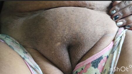 Ontem à noite, tirei a roupa à Payal Bhabi, enfiei o dedo na rata dela e fiz sexo com ela às escondidas