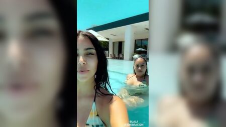 Kim Kardashian e La La Anthony de biquíni na piscina