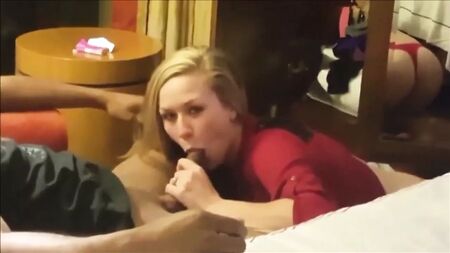 Esposa sensual amadora em cena de cuckold inter-racial
