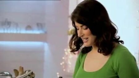 Nigella Lawson - Seios à mostra com top verde