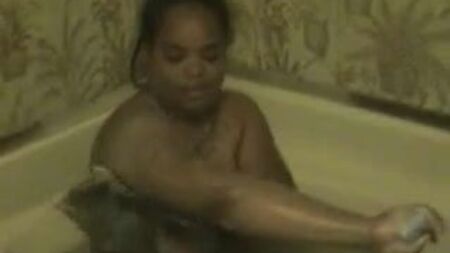 Mulher negra gorda amadora na banheira