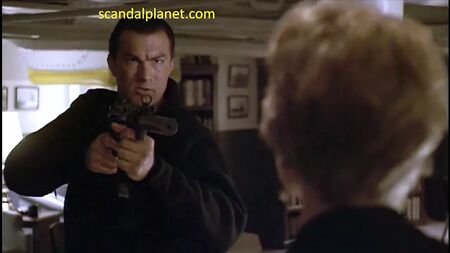Cena de nudez de Erika Eleniak em «Under Siege» – ScandalPlanet.Com