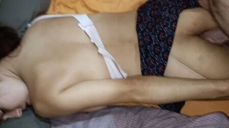 A namorada do meu amigo quer experimentar sexo anal com o meu pau grande, para que não lhe doa com o namorado