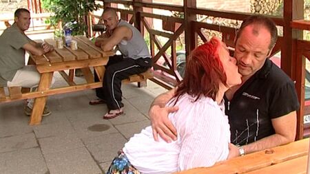 A avó gorda de mamas grandes gosta dos espectadores enquanto faz sexo