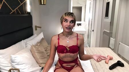 Angel Jules X - Femboy checa leva um pau de 33 cm e leva-se