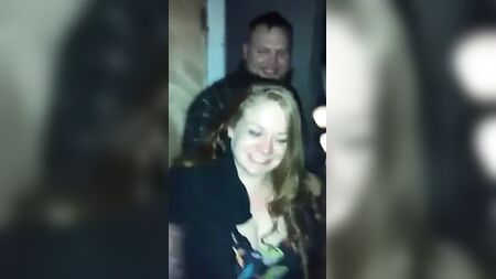 A mulher de um amigo a mostrar as mamas à frente de todos os amigos dele