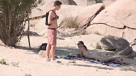 Um desconhecido fica encantado com o grande pénis de Jotade na praia de nudismo