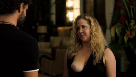 Amy Schumer com o seio à mostra
