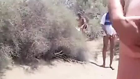 Deixar a mulher fazer uma masturbação manual a um estranho na praia TTT