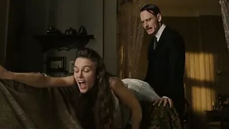 Keira Knightley levou uma palmada
