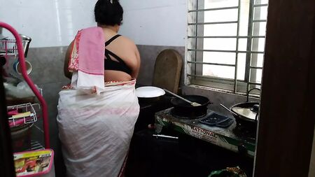 (Tamil Maa Ki Jabardast Chudai Beta) Madrasta sensual fodida na cozinha - Áudio em hindi