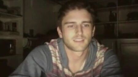 Vídeo chat com um rapaz gay lindo a masturbar-se