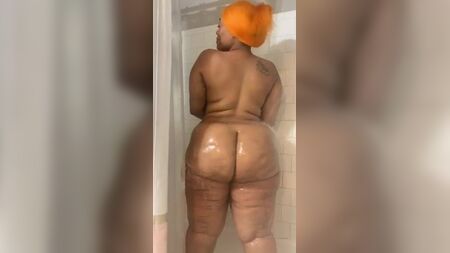 Solo mstell93, também conhecido como synsationn, no chuveiro com um rabo enorme