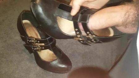 Ejacule nos sapatos de salto alto Mary Jane da minha mulher