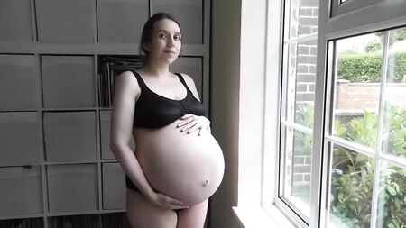 Barriga enorme de grávida de gémeos