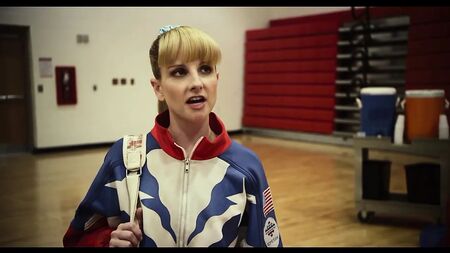 A celebridade Melissa Rauch mostra-se atrevida em «Bronze»