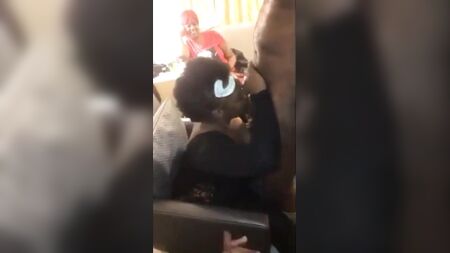 Madrasta negra mais velha chupa o pénis de um stripper numa festa